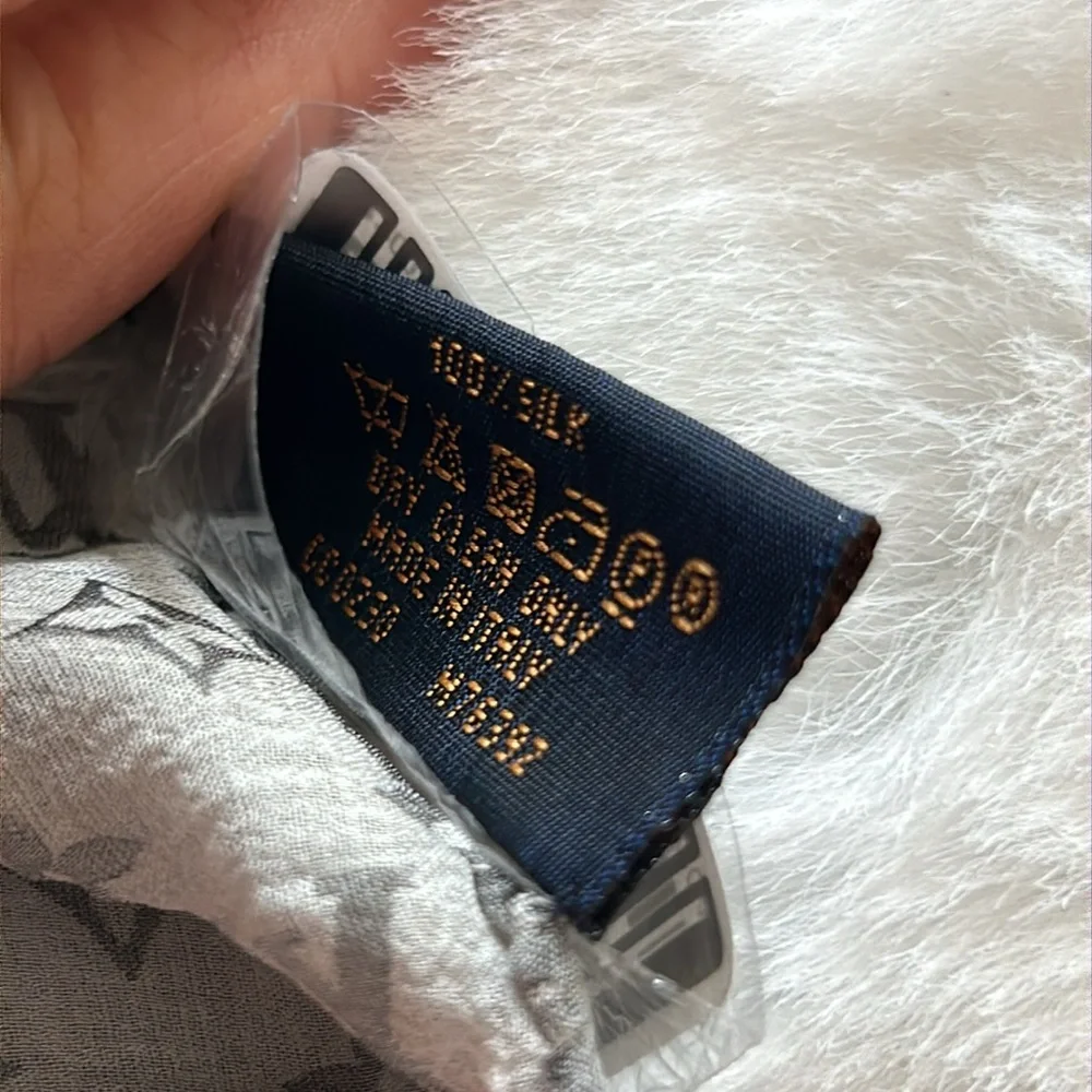 Louis Vuitton Monogram LV Silk Stole - Picture 7 of 12